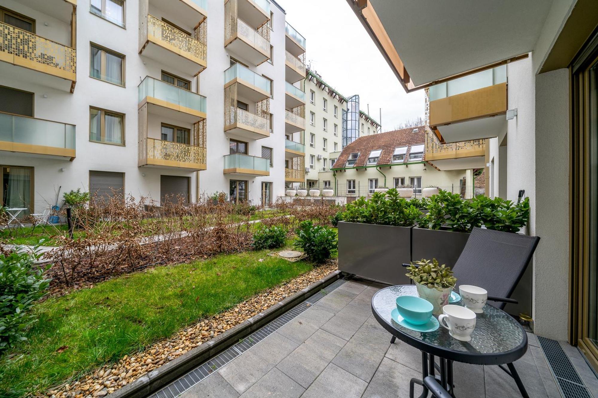 Budapest Magic Garden In Downtown Buitenkant foto